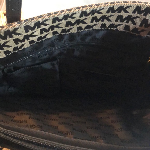 Michael Kors purse - Picture 2 of 5